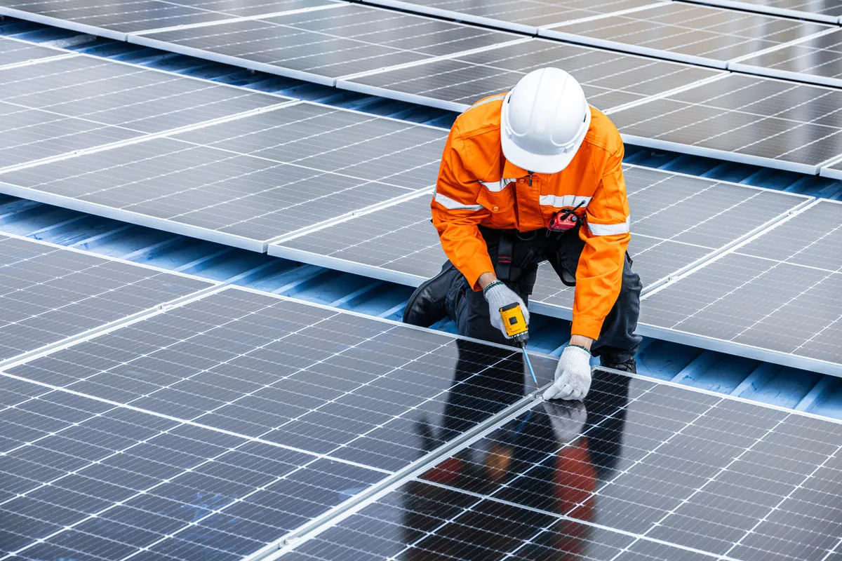 Een professional werkt aan zonnepanelen