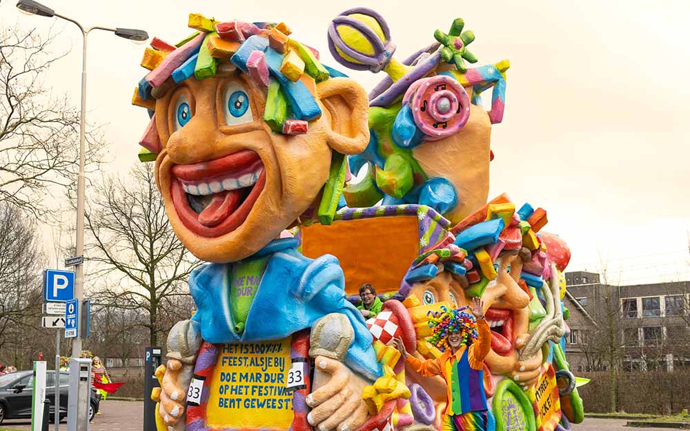 Vier veilig carnaval met een praalwagen